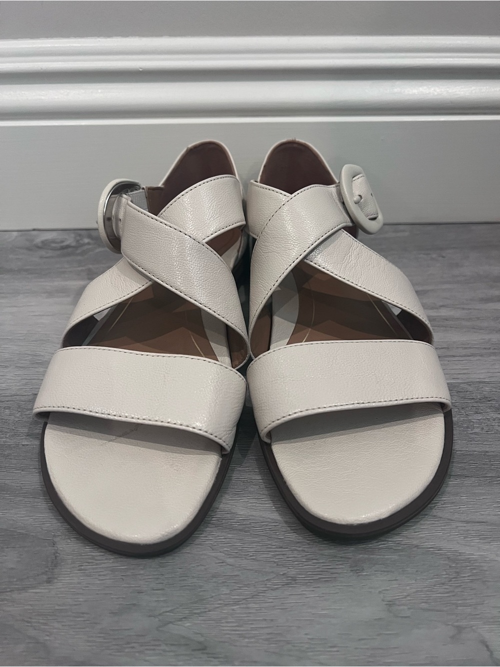 Vionic Cream Leather Crisscross Buckle Sandals